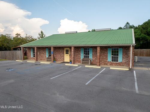 890 Vee St, Biloxi, MS, 39532-4204 | Card Image