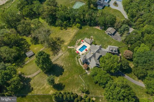 1017 Windswept Dr, GREAT FALLS, VA, 22066-1911 | Card Image