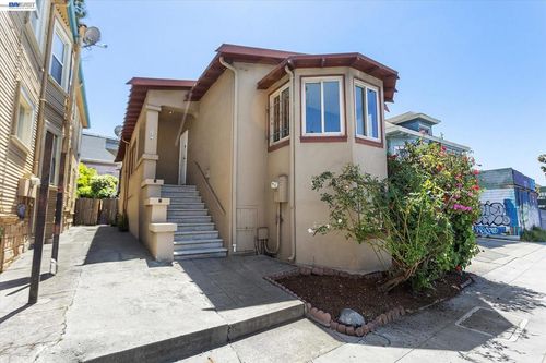 3246 Martin Luther King Jr Way, Oakland, CA, 94609-2915 | Card Image