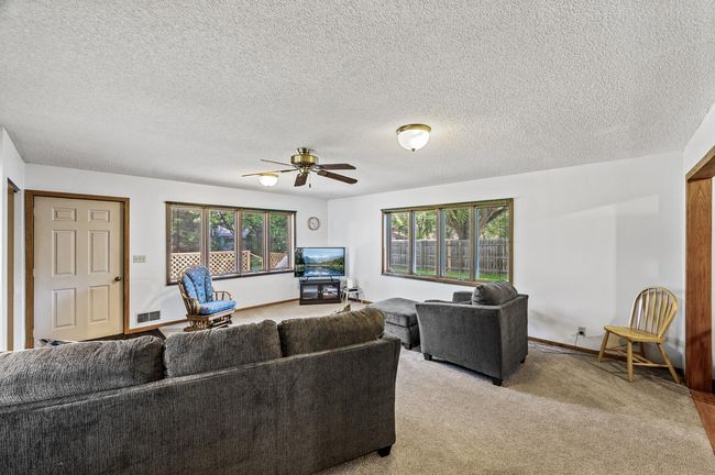 Huge Living Room with Brand New Carpeting | Image 10