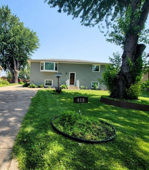 619 3rd St Nw, Forest Lake, MN, 55025-1150 | Card Image