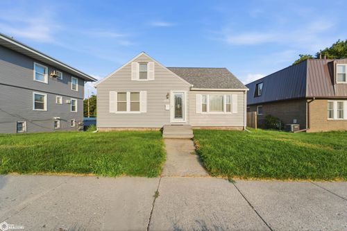 810 6th St, Nevada, IA, 50201-2002 | Card Image
