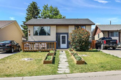136 Aboyne Place Ne, Calgary, AB, T2A5Z1 | Card Image
