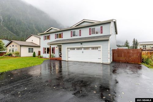 8118 Easy St, Juneau, AK, 99801-9124 | Card Image