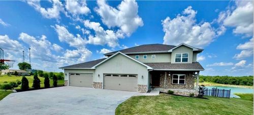 9174 207th Ave, Anamosa, IA, 52205-8205 | Card Image