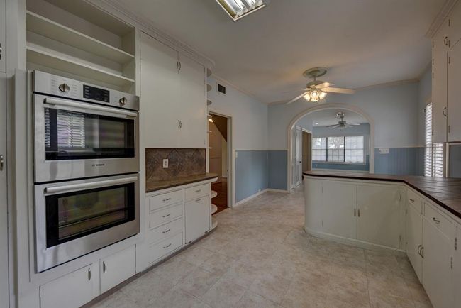 Kitchen includes double oven | Image 8