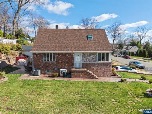 16 Essex St, Clifton, NJ, 07014-1824 | Card Image