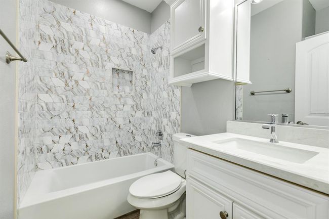 Secondary Bath Located Between Two Bedrooms | Image 19