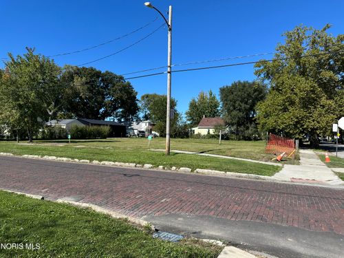 758 Yondota St, Toledo, OH, 43605-2261 | Card Image