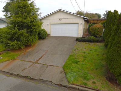 1055 Augustine St, House other with 3 bedrooms, 2 bathrooms and 1 parking in CoosBay OR | Image 1