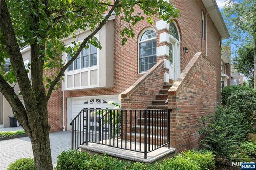 139 Stonegate Trl, Cresskill, NJ, 07626-2411 | Card Image