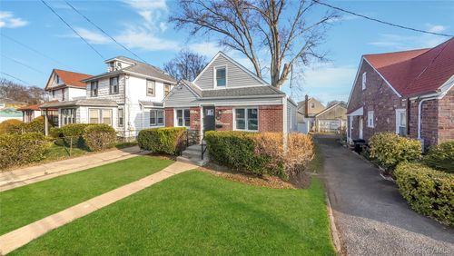 224 Windsor Pkwy, Hempstead, NY, 11550-7141 | Card Image