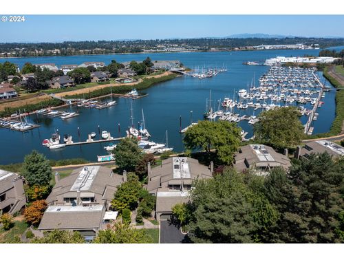 513 N Tomahawk Island Dr, Portland, OR, 97217-7923 | Card Image