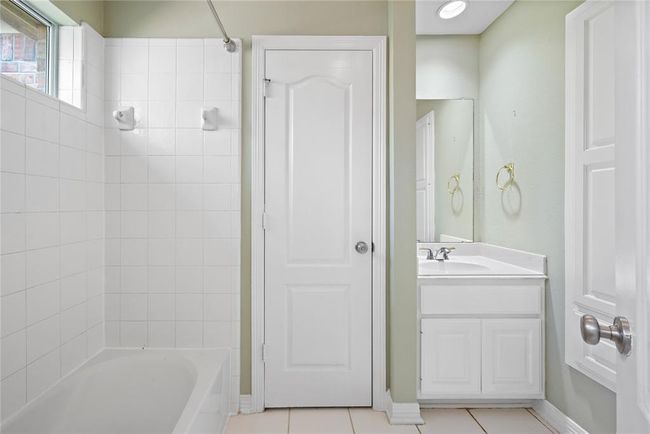 9519 Woodcliff Lake Dr, House other with 5 bedrooms, 5 bathrooms and 4 parking in Spring TX | Image 26