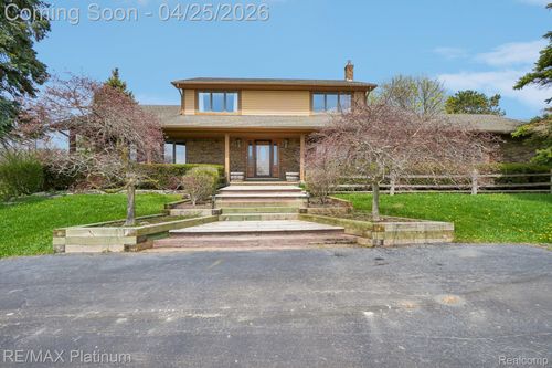 555 Crawford Farm Ln, Milford, MI, 48381-3204 | Card Image