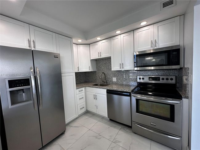 APT-2601 - 20335 W Country Club Dr, Condo with 1 bedrooms, 2 bathrooms and null parking in Aventura FL | Image 7