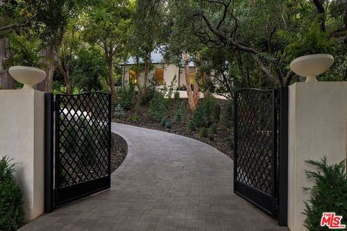 943 Moraga Dr, Los Angeles, CA, 90049 | Card Image