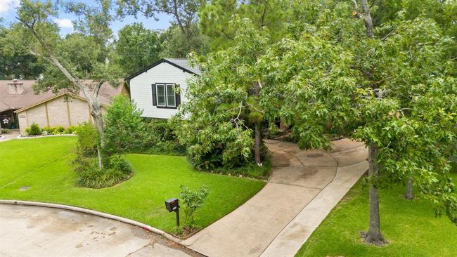 Minutes to Clear Lake, complete with your own private forest, and less than 3 miles to Johnson Space Center - 4018 Shady Springs Drive. Spanning almost 2800 sq/ft and sitting on over half an acre of lush property this home has much to offer. | Image 39