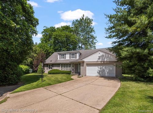 24 Moorland Dr, Grosse Pointe Shores, MI, 48236-1112 | Card Image