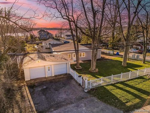 311 Longspur Ln, Commerce Twp, MI, 48382-4045 | Card Image