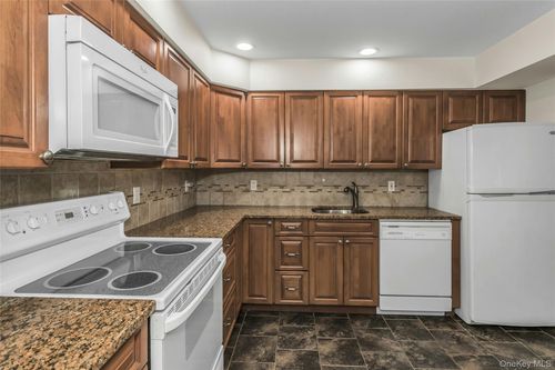 93 Palo Alto Dr, Plainview, NY, 11803-5824 | Card Image