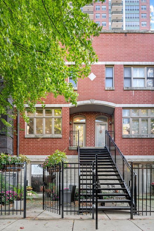 327 E 17th St, Chicago, IL, 60616-1157 | Card Image