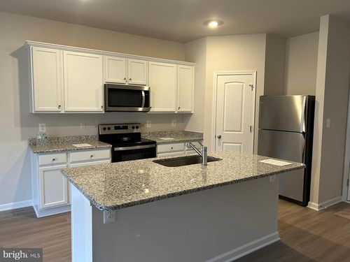 18 Bloomsbury St, FALLING WATERS, WV, 25419-7701 | Card Image