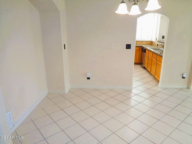 Dining Area | Image 10
