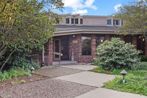 425 W Willow Ct, Fox Point, WI, 53217-2667 | Card Image