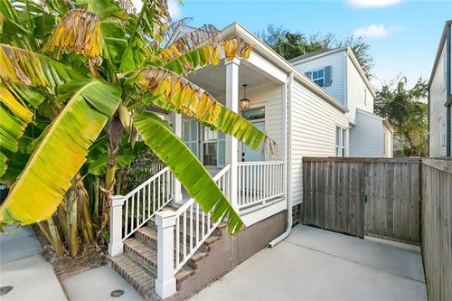 1231 Feliciana St, New Orleans, LA, 70117-6622 | Card Image