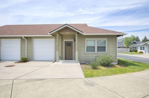741 Sw Kinsington Ct, Grants Pass, OR, 97526-7906 | Card Image