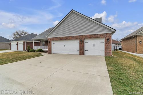 33433 Royal Park Dr W, Fraser, MI, 48026-5271 | Card Image