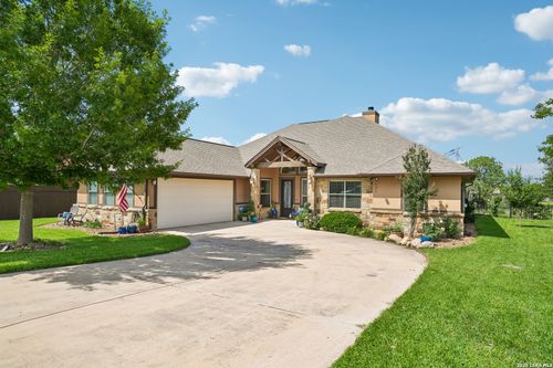 137 Fairway Dr, Floresville, TX, 78114-4402 | Card Image