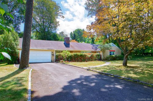82 The Serpentine, Roslyn, NY, 11576-1828 | Card Image