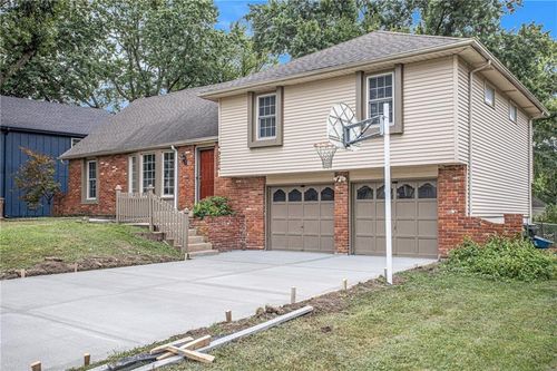 9524 Carter Dr, Overland Park, KS, 66212-5010 | Card Image