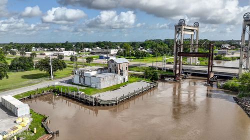 218 N Richard St, Delcambre, LA, 70528-3115 | Card Image