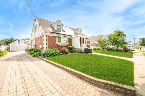 136 Wardwell Rd, Mineola, NY, 11501-2219 | Card Image