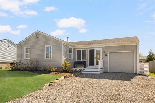 18 Chestnut Ave, Narragansett, RI, 02882-6011 | Card Image