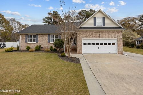 216 Pinewood Dr, New Bern, NC, 28562-9572 | Card Image