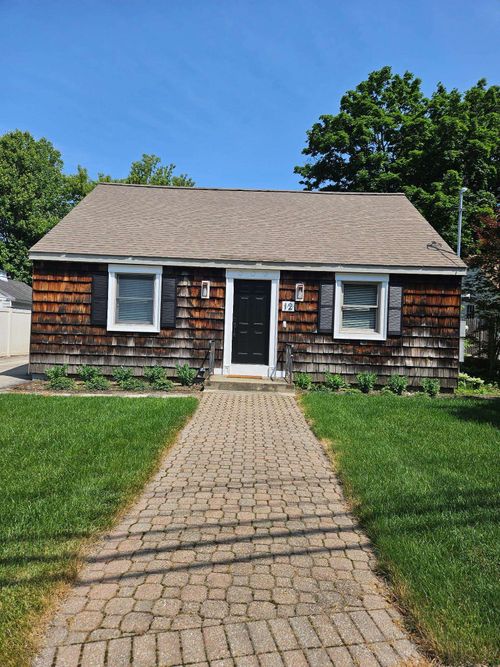 12 Taylor St, Nashua, NH, 03060-5027 | Card Image