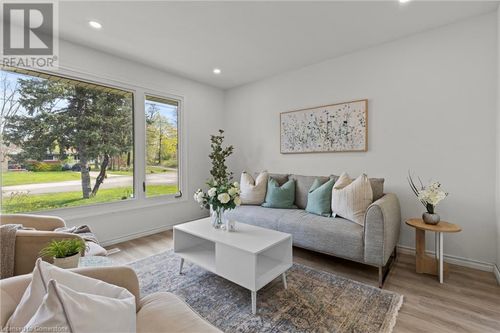215 Mackenzie Cres, Caledonia, ON, N3W1A7 | Card Image