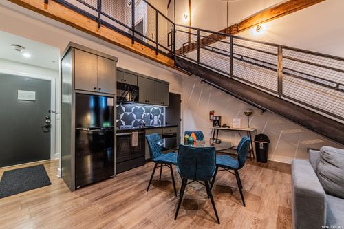 206-1425 S Flores St, San Antonio, TX, 78204-1670 | Card Image