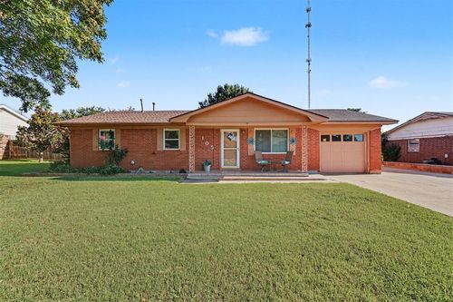 105 W Maple St, Cordell, OK, 73632-1215 | Card Image