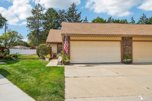 2950 Lakewood Dr, Trenton, MI, 48183-3468 | Card Image