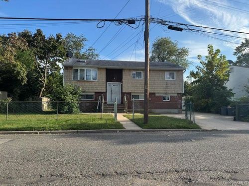 270 Elmore St, Central Islip, NY, 11722-3604 | Card Image