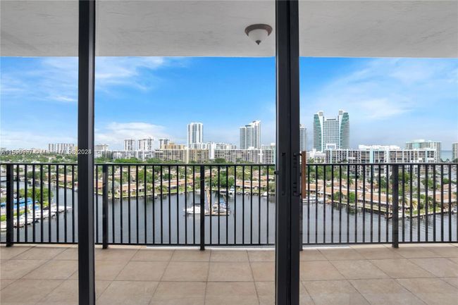 211 - 300 Three Islands Blvd, Condo with 2 bedrooms, 2 bathrooms and null parking in Hallandale Beach FL | Image 9