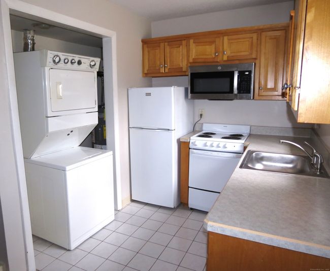 APT-13 - 492 S Street Ext, Condo with 1 bedrooms, 1 bathrooms and null parking in Bristol CT | Image 5