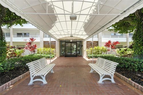 apt-307-3850 Oaks Clubhouse Dr, Pompano Beach, FL, 33069-3658 | Card Image