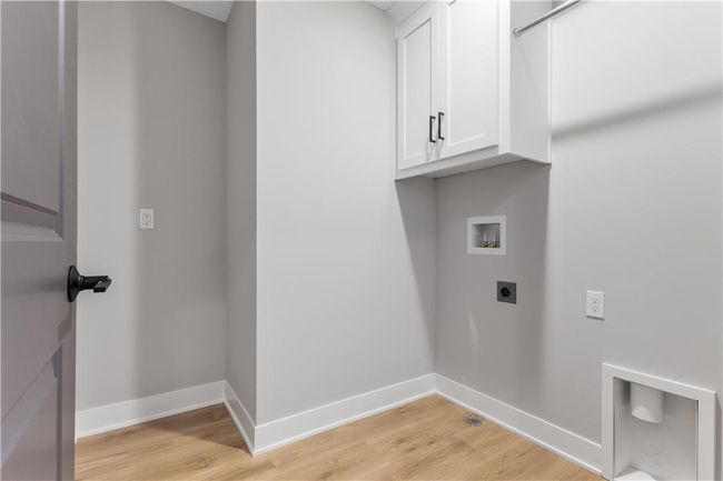 Photo is from a similar model. | Image 23