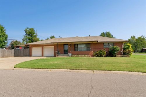 101 E Kerr Dr, Midwest City, OK, 73110-4527 | Card Image